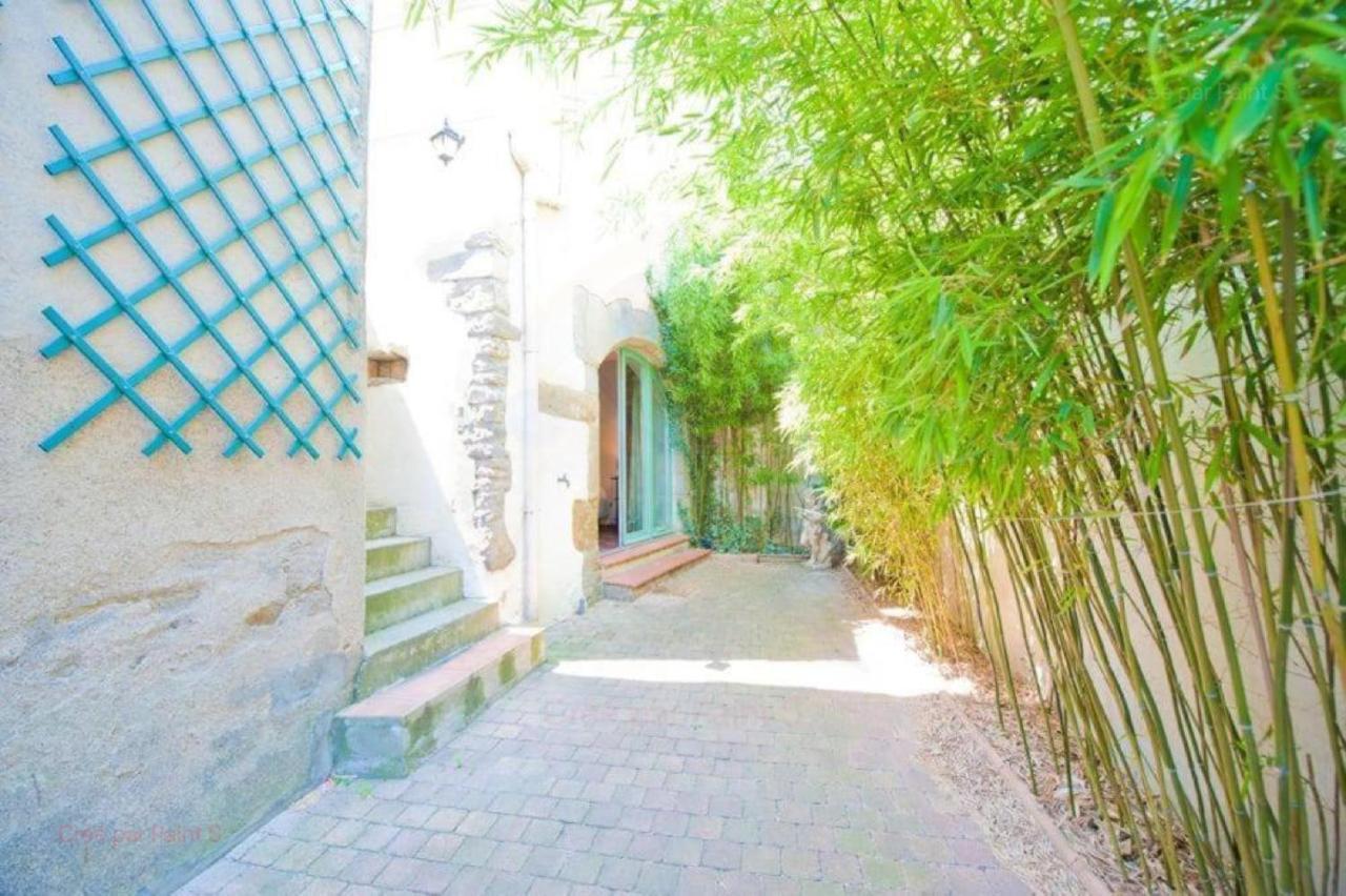 Les Chemins De La Cite Ou *